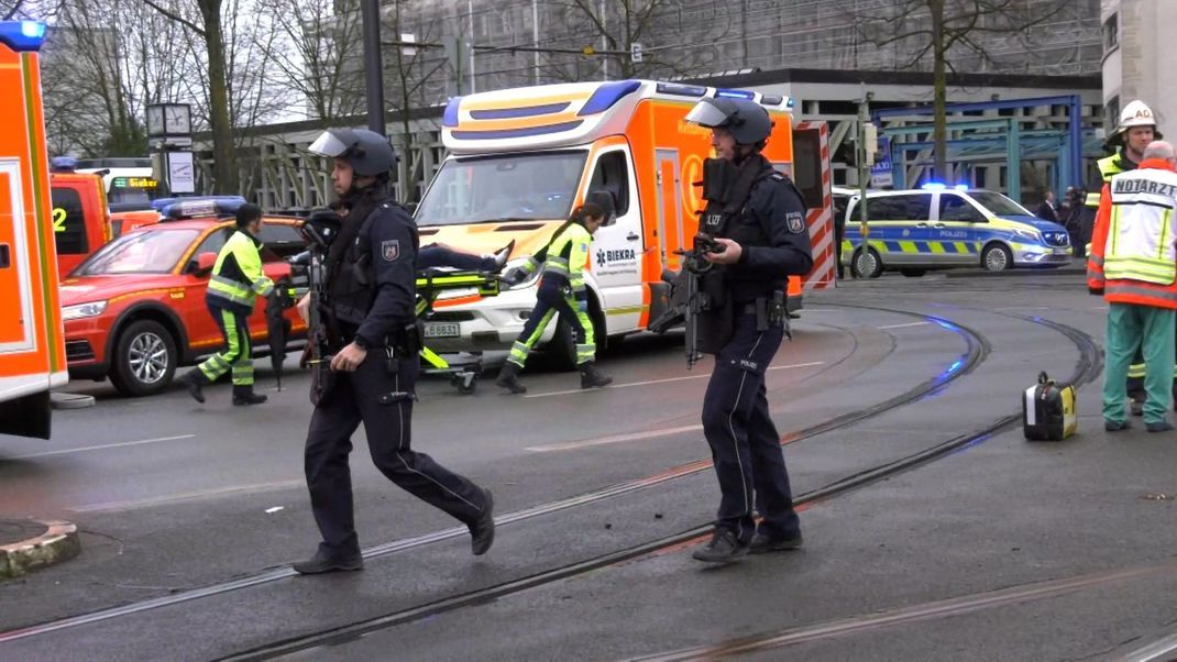 Zahlreiche Einsatzkräfte der Polizei sind in Bielefeld vor Ort.