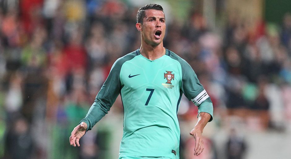 
                <strong>Cristiano Ronaldo (Portugal)</strong><br>
                Angriff: Cristiano Ronaldo (Portugal). Der Superstar von Real Madrid darf natürlich in Balotellis EM-Auswahl nicht fehlen. Zuletzt verwandelte der 31-Jährige den entscheidenden Elfmeter im Champions-League-Finale und schoss die Königlichen zum Triumph. Mit Portugals Nationalelf fehlt dem Torjäger aber noch ein Titel, bei der EM will er deshalb erneut angreifen - auch wenn die Chancen nicht allzu groß sind.
              