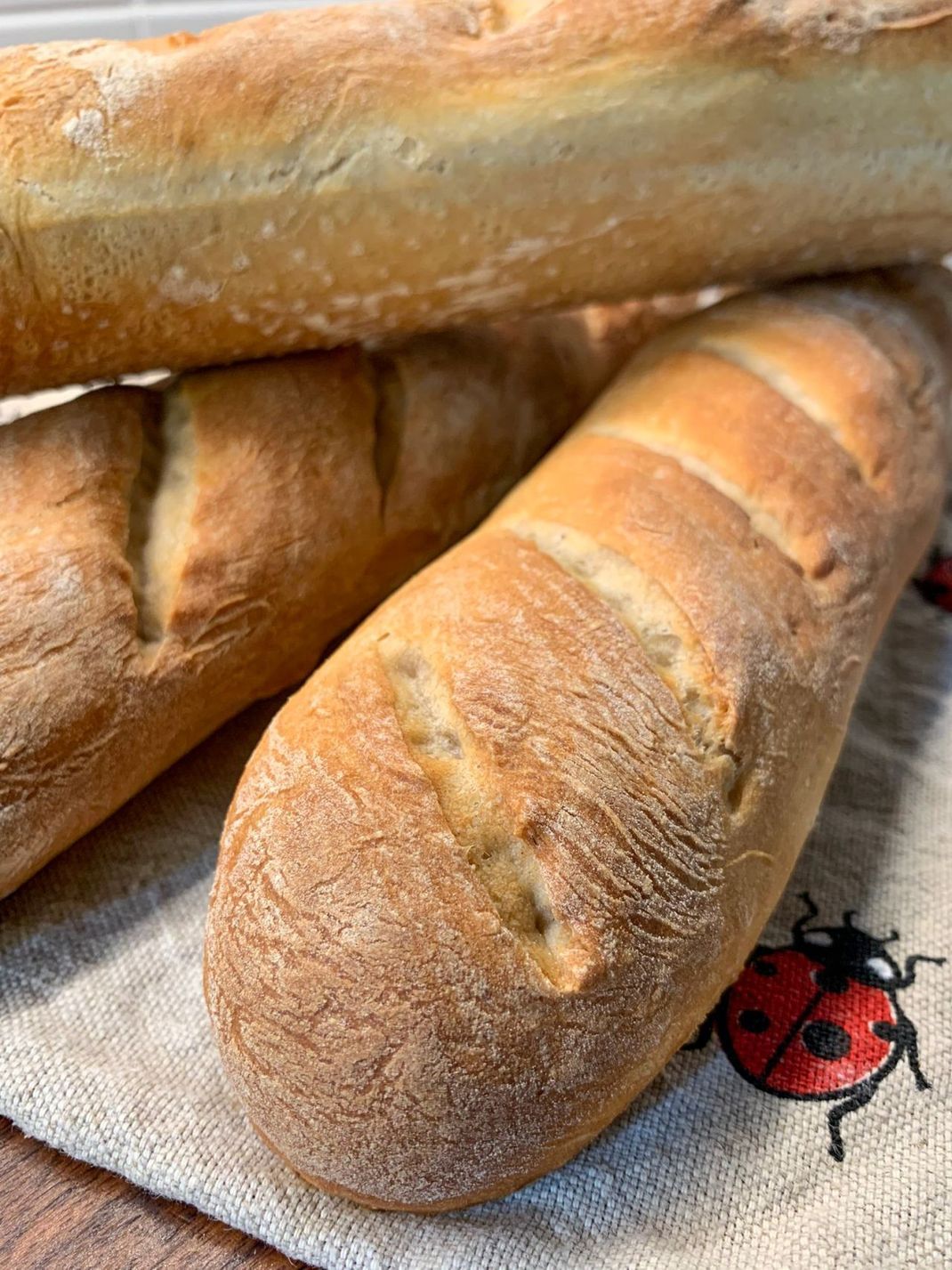 Eine knusprige Kruste, innen schön weich und luftig: das traditionelle französische Baguette.