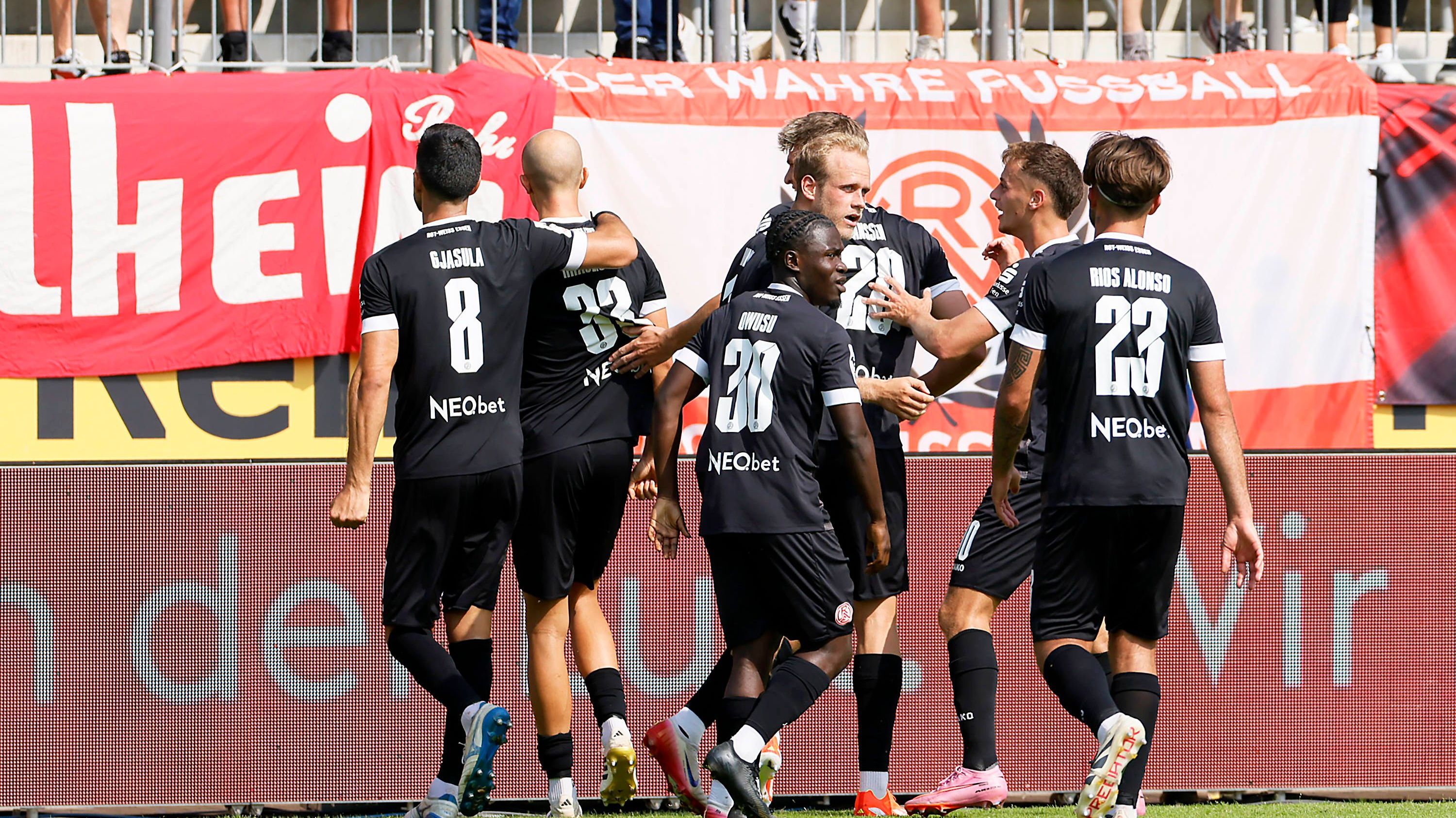 <strong>Rot Weiss Essen - Borussia Dortmund</strong><br>Eigentlich ist Rot-Weiss Essen eher schwach in die Saison gestartet., zumindest den eigenen Ansprüchen nach: Zwei Punkte aus zwei Spielen, darunter ein müder Auftritt bei Aufsteiger Havelse. Qualität haben die Essener jedoch ohne Ende, nicht nur für Drittligaverhältnisse. Im Freundschaftsduell mit dem BVB hat RWE demnach nichts zu verlieren.