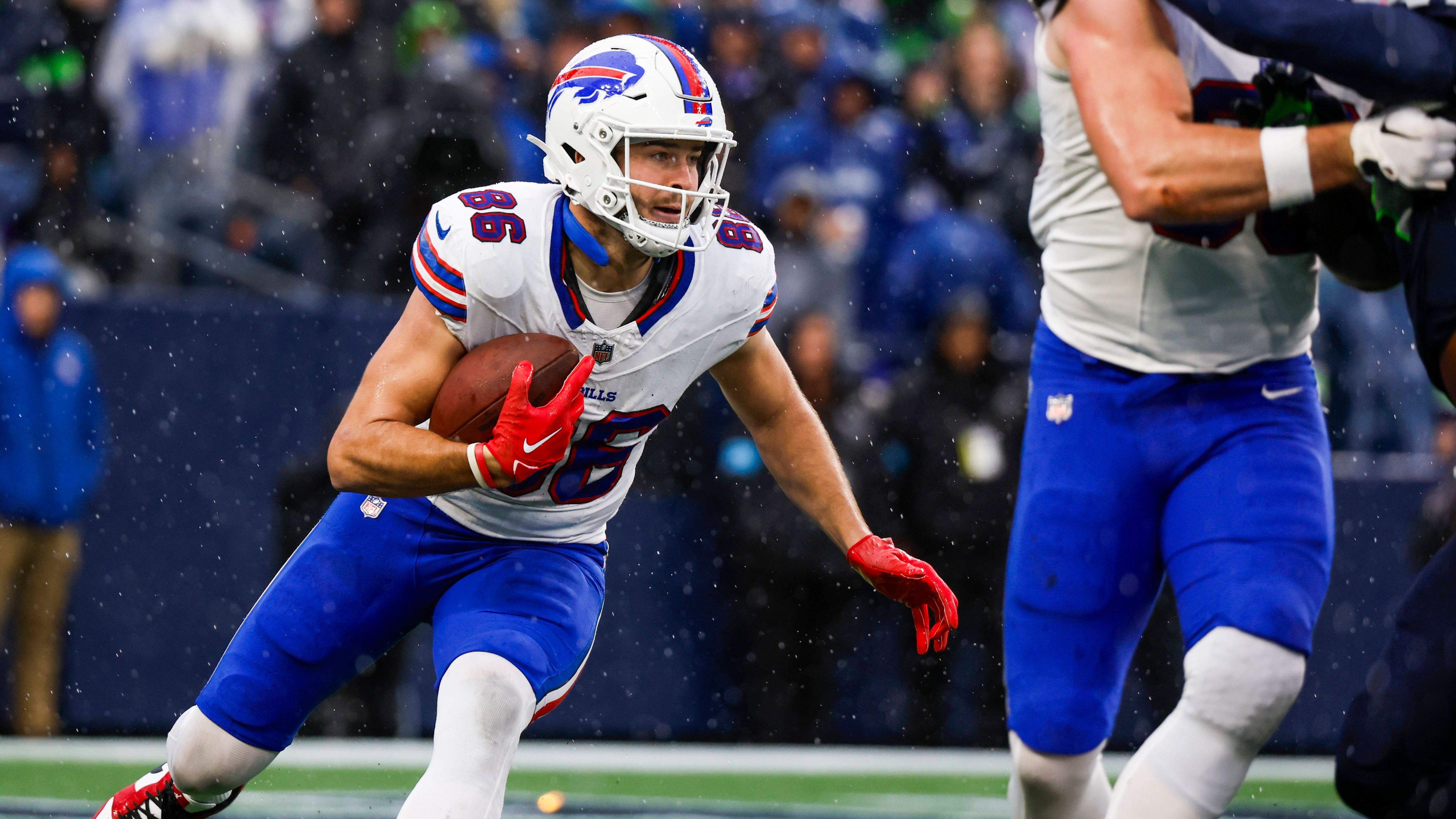 <strong>Dalton Kincaid (Buffalo Bills)</strong><br>Die Buffalo Bills müssen im AFC-Topspiel am Sonntag gegen die Kansas City Chiefs auf eine wichtige Offensivwaffe verzichten. Tight End Dalton Kincaid steht den Bills aufgrund einer Knieverletzung nicht zur Verfügung. Head Coach Sean McDermott bestätigte den Ausfall am Freitag.