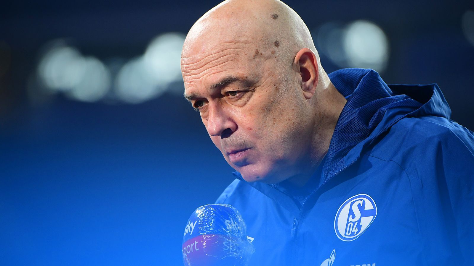 
                <strong>Zweite Amtszeit in der Bundesliga für Gross</strong><br>
                Für den 66-Jährigen ist es übrigens der zweite Trainerposten in der Bundesliga: Von Dezember 2009 bis Oktober 2010 stand Gross beim VfB Stuttgart an der Seitenlinie.
              