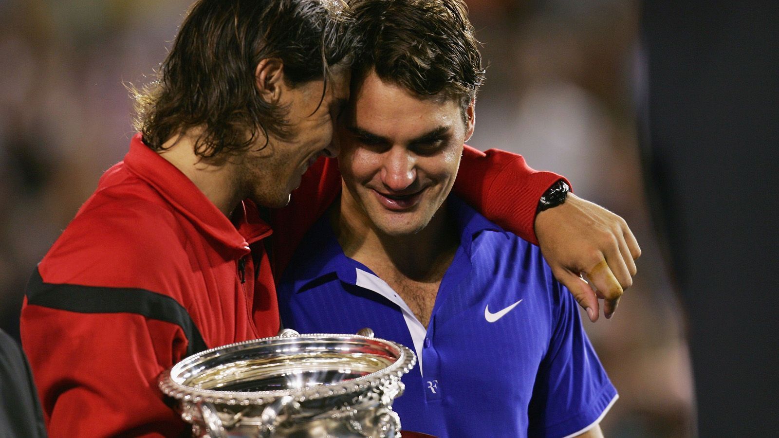 
                <strong>Federer vs. Nadal - eine Rivalität für die Ewigkeit</strong><br>
                "Er ist zurück, weil er auf allen Belägen ein kompletter Spieler ist. Ein Halbfinale gegen Roger ist eine große Sache. Wir haben die wichtigsten Momente in unserer Karriere zusammen geteilt", sagt der 33 Jahre alte Nadal über seinen Kontrahenten aus der Schweiz. "Als ich mich zum Sand-Comeback entschlossen habe, dann gerade, um gegen Rafa zu spielen", sagt wiederum Federer nach dem Viertelfinalsieg über Landsmann Stan Wawrinka über den Rivalen. Sowohl Nadal als auch Federer freuen sich also auf das Match - wir schauen auf die größten Giganten-Duelle der beiden zurück.
              