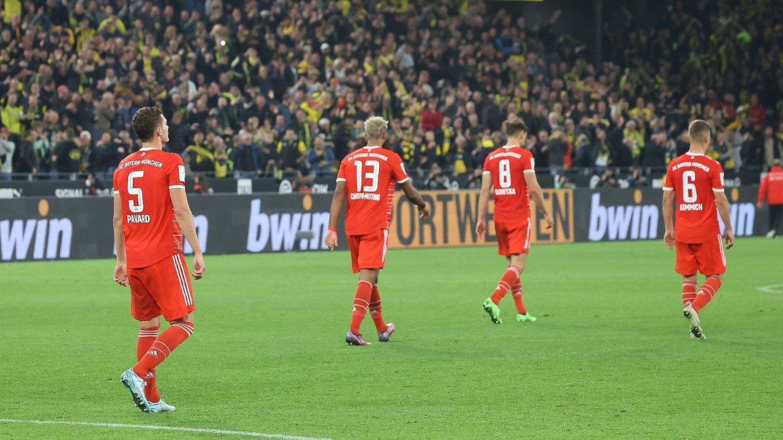 
                <strong>Bayern München droht das große "Absturz-Wochenende"!</strong><br>
                Während es beim FC Bayern in der Champions League durchaus gut läuft, steckt der Rekordmeister in der Bundesliga in einer dicken Krise. Von den letzten sechs Spielen in der Liga konnten die Münchner nur eines gewinnen. Am Sonntag treffen Sane, Kimmich und Co. im Topspiel auf den SC Freiburg. Sollten die Bayern auch diese Partie nicht gewinnen droht, das große "Absturz-Wochenende". ran erklärt Euch warum.
              