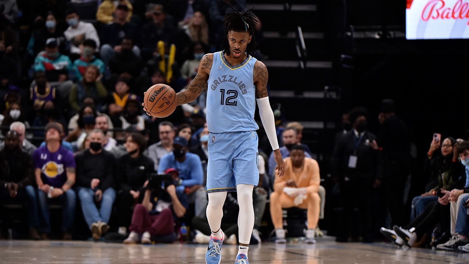 
                <strong>7. Platz: Ja Morant (Memphis Grizzlies)</strong><br>
                &#x2022; 35 Spiele -<br>&#x2022; 25,1 Punkte pro Spiel -<br>&#x2022; 5,8 Rebounds pro Spiel -<br>&#x2022; 6,9 Assists pro Spiel -<br>&#x2022; 35,7% Dreierquote -<br>
              