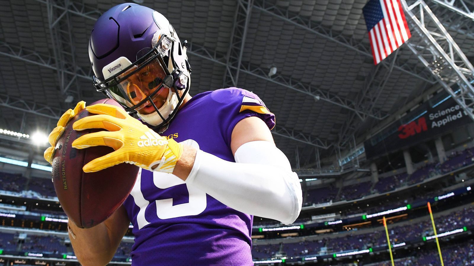 
                <strong>Week 5: Thielen stellt Receiving-Rekord auf</strong><br>
                Vikings-Receiver Adam Thielen hat einen neuen Receiving-Rekord aufgestellt. Beim 23:21-Sieg über die Philadelphia Eagles sorgte Thielen für einen Raumgewinn von 116 Yards. Damit hat er die 100-Yard-Marke in allen fünf Spielen des Saisonauftakts geknackt. Dieses Kunststück ist bislang keinem anderen NFL-Spieler gelungen. 
              