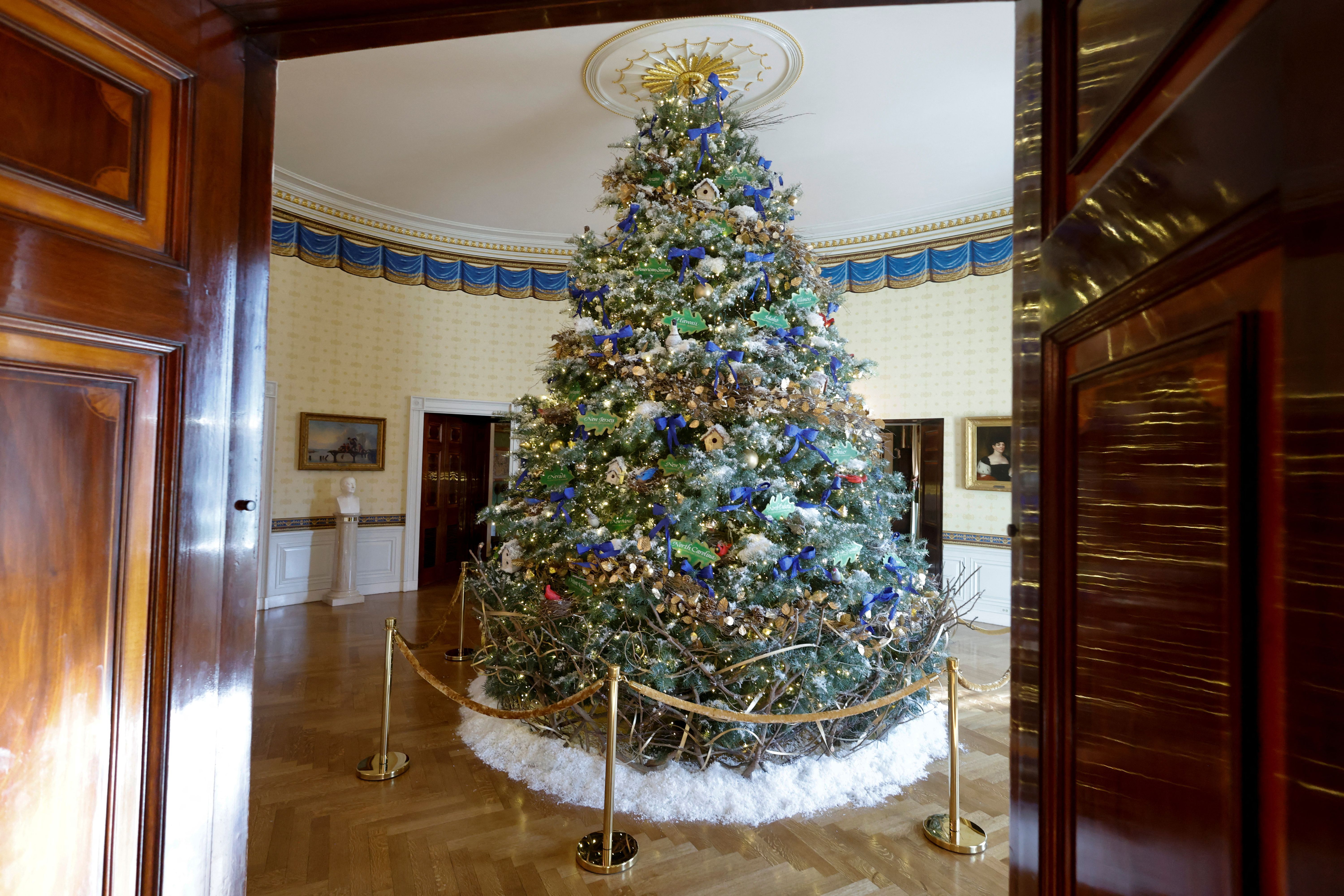 Der Weihnachtsbaum des Jahres 2022 im Blue Room des Weißen Hauses.