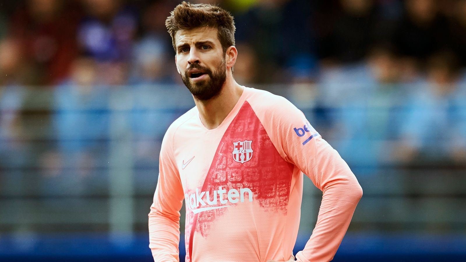 
                <strong>Gerard Pique (Steuerhinterziehung)</strong><br>
                Der Barca-Star Gerard Pique musste eine erste Saisonniederlage hinnehmen - allerdings nicht auf dem Platz, sondern vor Gericht. Nach einem Einspruch Piques gegen die Nachzahlung von Steuern in Millionenhöhe wurde dieser von einem Gericht in Madrid zurückgewiesen. Aus dem Urteil geht hervor, dass der Welt- und Europameister 2,1 Millionen Euro an die spanischen Steuerbehörden nachzahlen muss. Zwischen 2008 und 2010 hat der 32-Jährige den Verkauf von Bildrechten nicht versteuert. Kurios: Auch Piques Ehefrau Shakira soll Ärger mit dem Fiskus haben. Der kolumbianischen Sängerin wird vorgeworfen, zwischen 2012 und 2014 rund 14,5 Millionen Euro an den Steuerbehörden vorbeigeschleust zu haben. Shakira wies diese Anschuldigungen allerdings zurück.
              