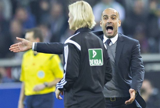 
                <strong>Pep schreit, Bibi verzieht keine Miene</strong><br>
                Wie von der Tarantel gestochen rennt Bayern-Coach Pep Guardiola zu Steinhaus und beschwert sich lautstark und gestenreich über den vermeintlichen Trick der Borussen. Die Unparteiische geht nicht auf Peps Beschwerden ein.
              