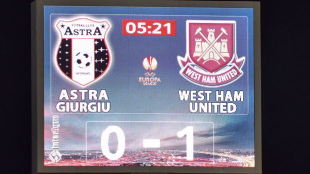 
                <strong>5. Europa League unwichtig</strong><br>
                (5.) ... sich auf die Tribüne, statt auf die Bank setzt. Bilic lässt seinen Co-Trainer das Spiel leiten. Über die Fairplay-Wertung gelang den "Hammers" überhaupt die Qualifikation für den Wettbewerb. Bilic nimmt das Turnier jedoch nicht ernst und setzt fast nur Ersatzspieler ein. In der dritten Quali-Runde ist gegen Astra Giurgiu Schluss.
              