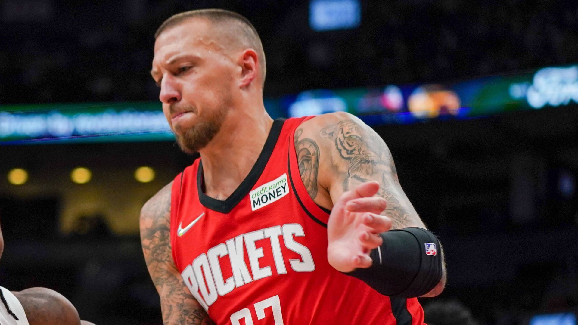 
                <strong>Daniel Theis (Houston Rockets)</strong><br>
                Nach mehreren Stationen in Deutschland wechselte Daniel Theis 2017 zu den Boston Celtics in die NBA. Nach knapp vier Jahren folgte im März 2021 der Trade zu den Chicago Bulls. In der vergangenen Offseason wurde er zum Free Agent. Inzwischen hat sich Theis mit den Houston Rockets auf einen Vierjahresvertrag über 36 Millionen US-Dollar geeinigt. Ein ordentlicher Zahltag für einen soliden Rollenspieler.
              