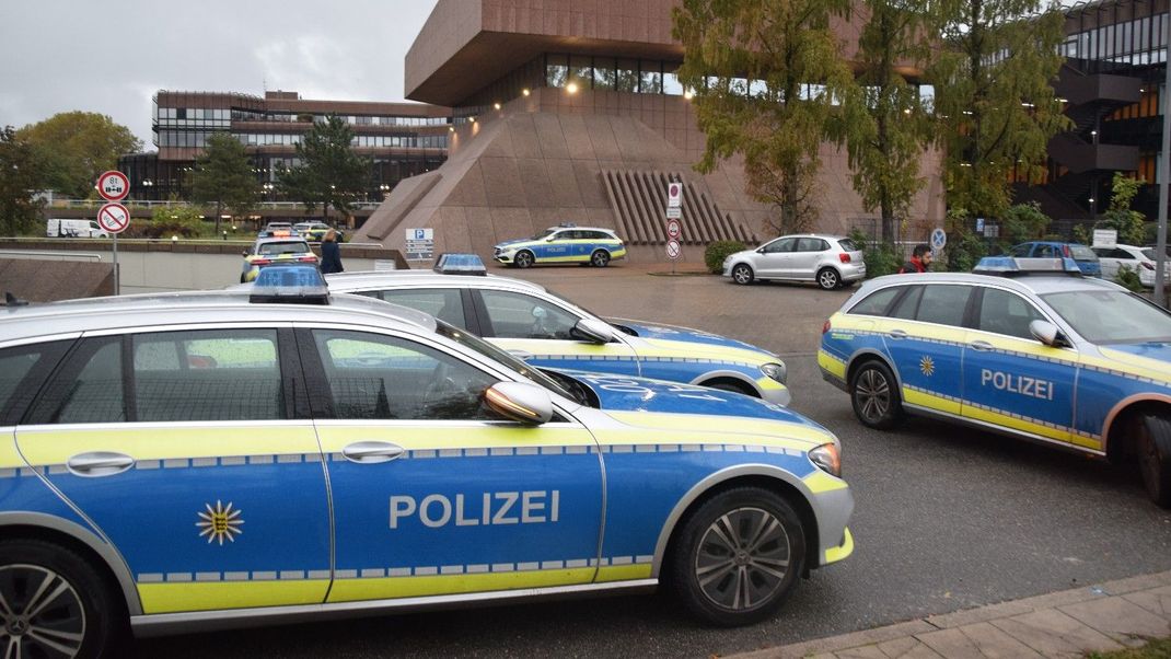 Seit einem Monat gehen bei zahlreichen Schulen, Behörden und anderen Einrichtungen Bombendrohungen ein.