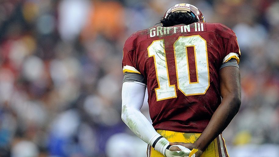 
                <strong>Platz 4: Robert Griffin III</strong><br>
                Robert Griffin III (Washington Redskins, 2012, 6 Siege in Serie): RG III spielte eine ganz starke Premieren-Saison bei den Redskins. Doch zahlreiche Verletzungen verhinderten, dass es für den Quarterback auch so erfolgreich weiterging. Aktuell steht der mittlerweile bei den Cleveland Browns gelandete Griffin wieder auf der IR-Liste.
              