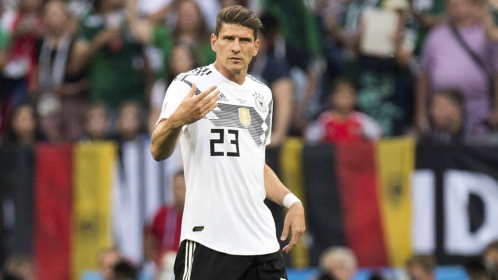 
                <strong>Mario Gomez</strong><br>
                Mit dem schnellen Timo Werner und dem im Strafraum sehr präsenten Mario Gomez hat Joachim Löw zwei völlig unterschiedliche Stürmertypen. Nachdem Werner gegen Mexiko mit steigender Spieldauer immer mehr abgetaucht ist, wäre Gomez eine gute Alternative. Der Stürmer vom VfB Stuttgart hat mehr Erfahrung, ist zudem im Strafraum hoch anspielbar und kann Bälle festmachen. Zur Erinnerung: Auch bei der Europameisterschaft 2016 wurde das Spiel von Deutschland schlagartig besser, als Löw Gomez in die Startelf beförderte.
              