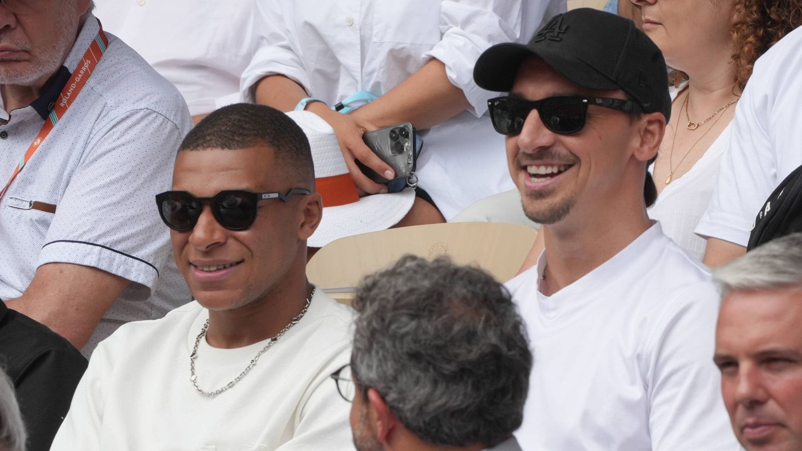 
                <strong>Kylian Mbappe und Zlatan Ibrahimovic</strong><br>
                Und noch ein Sportrentner in Paris: Nach seinem Rücktritt bei der AC Mailand und verkündetem Karriereende genießt Zlatan Ibrahimovic seine neu gewonnene Freizeit mit PSG-Star Kylian Mbappe (l.).
              