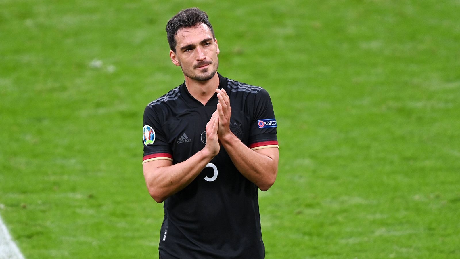 
                <strong>Mats Hummels</strong><br>
                &#x2022; Verein: Borussia Dortmund<br>&#x2022; Länderspiele: 76<br>&#x2022; Länderspieltore: 5<br>&#x2022; Bundesligaspiele: 398<br>
              