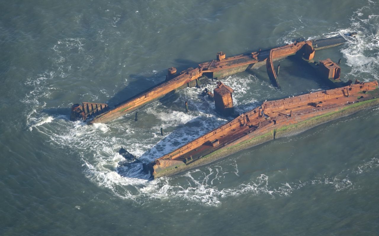 Das jüngste Opfer ist die "Pallas". Nachdem das Frachtschiff unter der Flagge der Bahamas einige Tage lang brennend und führerlos über die Nordsee fuhr, lief es schließlich vor der Insel Amrum auf Grund. Das Schiffsunglück endete mit einer schlimmen Ölpest und Dutzenden toten Meeresbewohnern.