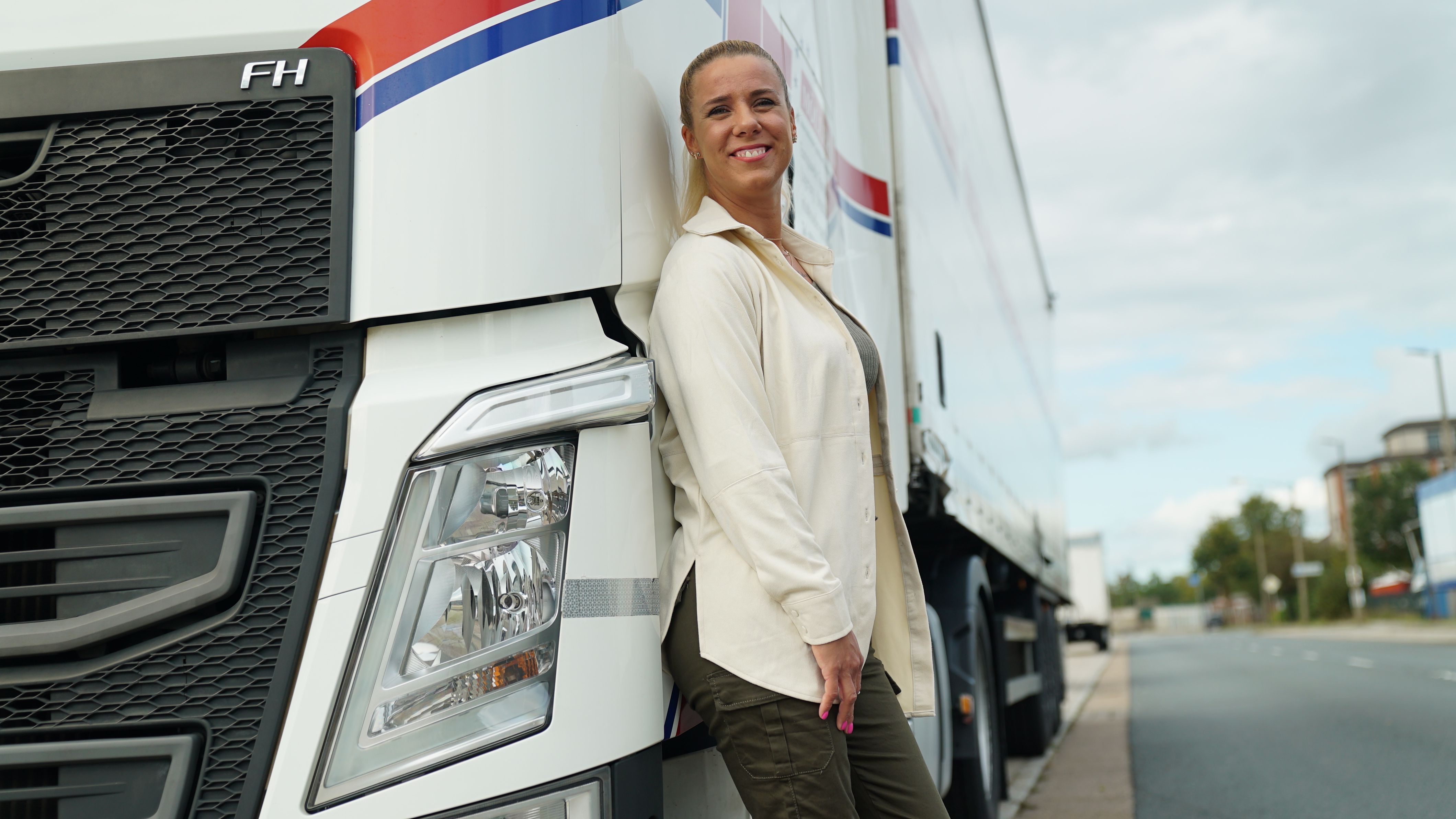 Farblich sind "Trucker Babe" Daniela und ihr Truck aufeinander abgestimmt.&nbsp;