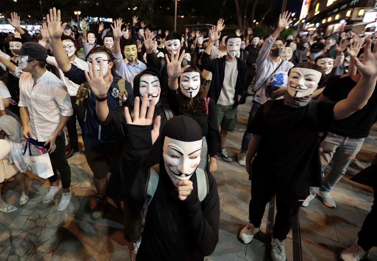 Seit Juni 2019 protestieren Menschen in Hongkong gegen die eigene Regierung und den wachsenden Einfluss Chinas. Hier tragen Demonstranten Guy Fawkes-Masken. Sie lehnen sich gegen die eigene Regierung und den wachsenden Einfluss Chinas auf. 