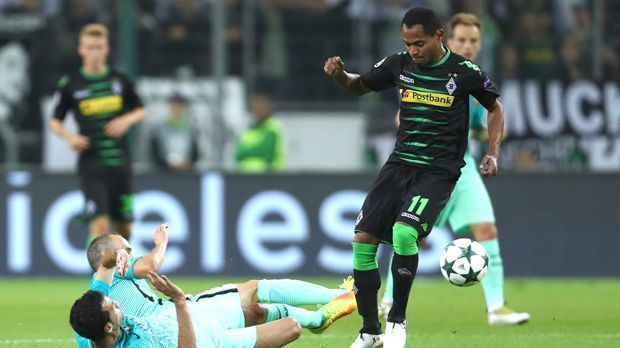 
                <strong>Raffael (Borussia Mönchengladbach)</strong><br>
                Raffael: Versuchte das Spielgerät immer zu behaupten und Zeit zu gewinnen, damit seine Mitspieler aufrücken konnten. Vor dem 1:0 schaltete er am schnellsten und übernahm den Ball, bevor er ihn auf Dahoud zurückspielte. Wirkte aufmerksam und spielfreudig. Beschäftigte teilweise die ganze Barca-Abwehr. Musste direkt nach der ersten Halbzeit verletzt raus – Johnson kam für ihn. ran-Note: 2 
              