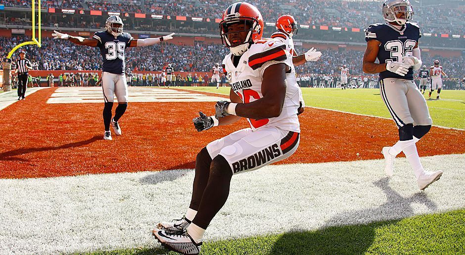 
                <strong>Andrew Hawkins (Cleveland Browns)</strong><br>
                Der Receiver war nur kurzzeitig Free Agent. Nach drei Jahren lösten die Browns den Vertrag mit Andrew Hawkins auf und sparen damit dessen Gehalt von 1,8 Millionen US-Dollar ein. Der Passempfänger selbst äußerte sich in einem Video zur Trennung: "Ich bin nach Cleveland geflogen und habe das Team getroffen. Es war ein hartes Gespräch, aber am Ende des Tages ist es wohl die beste Entscheidung für beide Seiten." Zum Abschied dankte er zudem den Klub-Besitzern und nannte Hue Jackson einen der "besten Coaches im Football". Im Mai unterschrieb er einen Vertrag für eine Saison bei den New England Patriots, verkündete jedoch zwei Monate später sein Karriereende.
              
