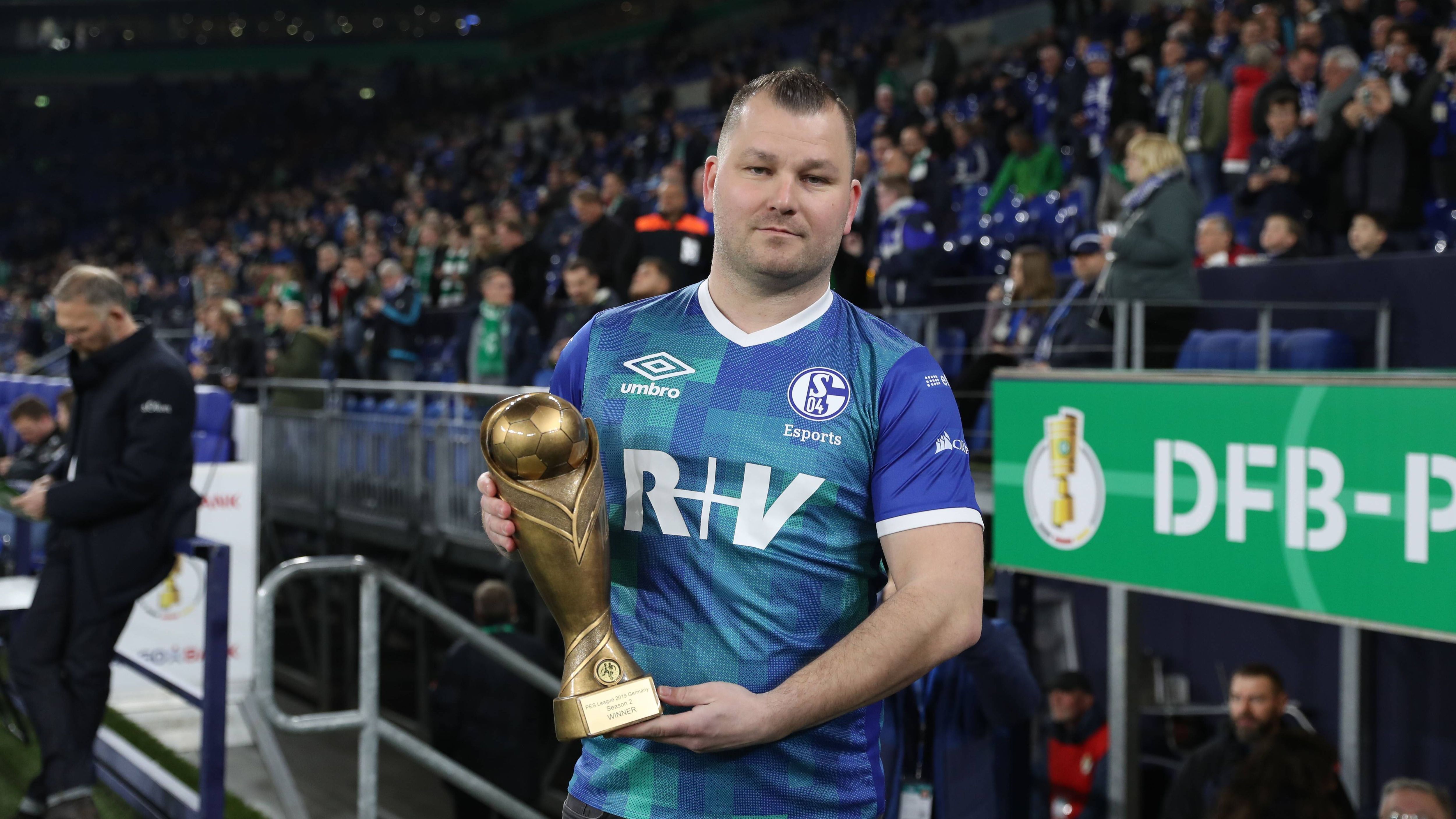 
                <strong>Verkauf von eSports-Lizenz bringt Millionen </strong><br>
                Bereits im Sommer sah sich der FC Schalke 04 dazu gezwungen, seine eSports-Lizenz für den Spitzenwettbewerb in "League of Legends" zu verkaufen. 2018 hatte man das Teilnahmerecht für acht Millionen Euro erworben, der Verkauf an ein Schweizer Unternehmen spülte den stattlichen Betrag von 26,5 Millionen Euro in die Kasse. Die eSport-Abteilung bleibt dabei weiterhin bestehen. Unter anderem im Fifa-Bereich ist der Zweitligist weiter präsent. 
              