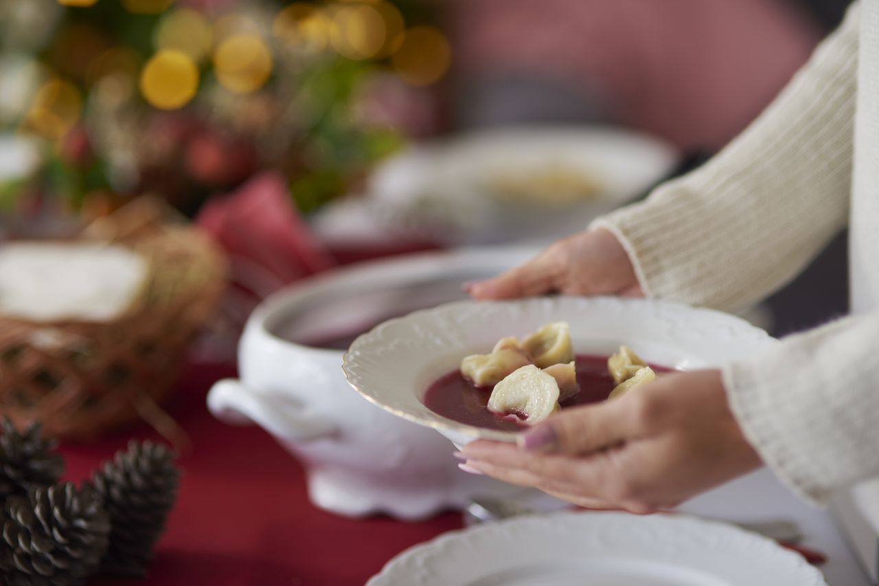 In Polen kommen gleich zwölf Gerichte auf den Tisch. Darunter sind Rote-Beete-Suppe und Teigtaschen. Aber alles ohne Fleisch.