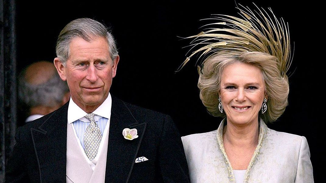 Erst nach vielen Jahren gab Queen Elisabeth II. das Einverständnis, dass ihr Sohn Prinz Charles seine Camilla heiraten durfte. Am 9. April 2005 gaben  sich die beiden standesamtlich das Ja-Wort.
