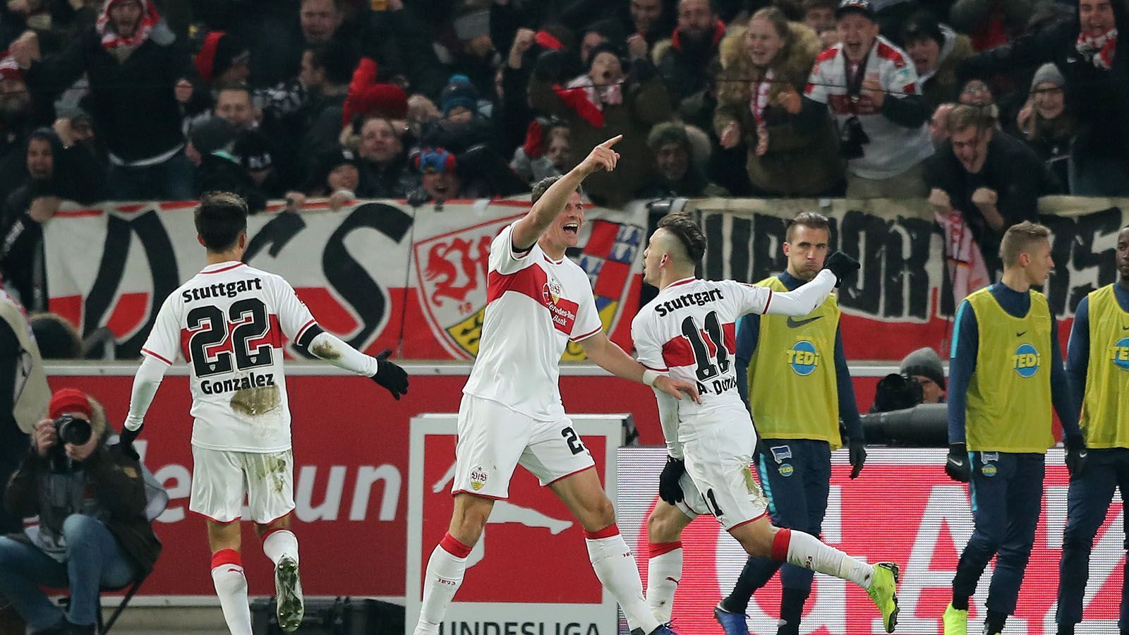 
                <strong>VfB Stuttgart </strong><br>
                Das Team von Trainer Markus Weinzierl präsentiert sich mal wieder als Stehaufmännchen der Liga. Wie schon in der Vorsaison können die Schwaben durch eine Siegesserie dem Abstiegskampf schnell entgehen und retten im gesicherten Mittelfeld eine verpatzte Hinrunde.
              