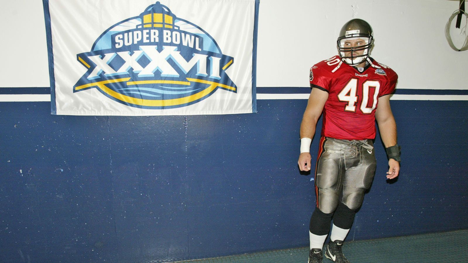 
                <strong>Super Bowl XXXVII (2003): Tampa Bay Buccaneers - Oakland Raiders 48:21</strong><br>
                Mike Alstott (im Bild; Tampa Bay Buccaneers) und Rod Woodson (Oakland Raiders). 
              