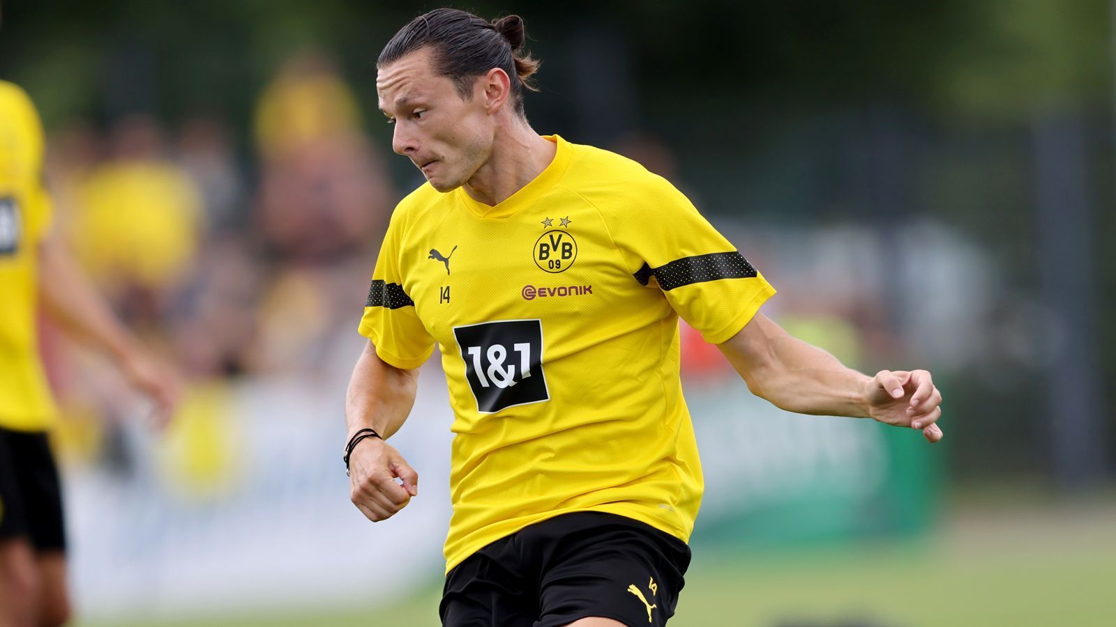 <strong>Nico Schulz </strong><br>
                Beide Seiten sind sich einig geworden. Borussia Dortmund und Nico Schulz gehen getrennte Wege und lösen den eigentlich noch bis Sommer 2024 laufenden Vertrag auf. Laut der "Bild" kassiert der Linksverteidiger dafür eine Abfindung über 2,5 Millionen Euro.&nbsp;Schulz wechselte einst für 25 Millionen Euro nach Dortmund, konnte jedoch nie überzeugen.