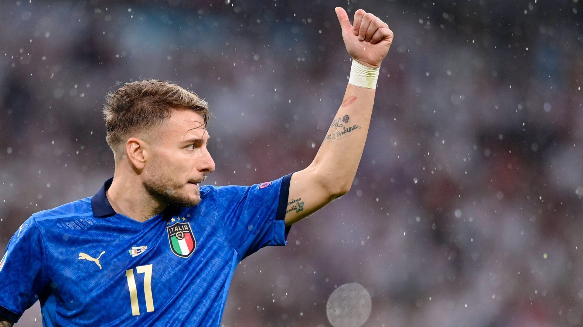 
                <strong>Ciro Immobile (Italien)</strong><br>
                Bekam gegen Maguire und Stones keinen Stich, war überhaupt nicht im Spiel, hatte praktisch keine Ballkontakte. Ging zehn Minuten nach der Pause. ran-Note: 5
              