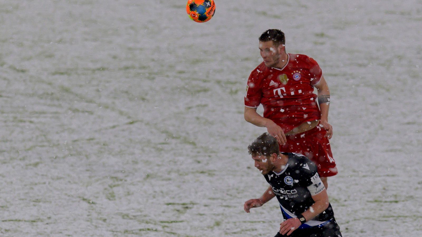 
                <strong>Niklas Süle</strong><br>
                Souverän ist anders, er sieht bei beiden Gegentoren nicht gut aus, weil die Abstimmung mit Sarr (beim 0:1) und Alaba (beim 0:2) nicht stimmt, er kommt in beiden Fällen zu spät. Auch sonst im Spielaufbau fehlerhaft, die Bedingungen machen ihm sichtlich zu schaffen, sein Spiel wirkt wackelig. Auf grünerem Rasen in Halbzeit zwei zumindest etwas sattelfester. ran-Note: 4
              