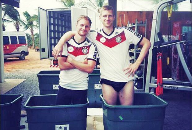 
                <strong>Mertesacker und Höwedes im Eisbecken</strong><br>
                Nach dem Spiel ist vor dem Spiel: Zwei Tage nach dem 2:2 gegen Ghana bereiten sich Per Mertesacker und Benedikt Höwedes auf das letzte Gruppenspiel gegen die USA vor. Mertesacker twitterte das Bild mit den Worten: "Gruß Gewächshaus Deutsche Eichen".
              