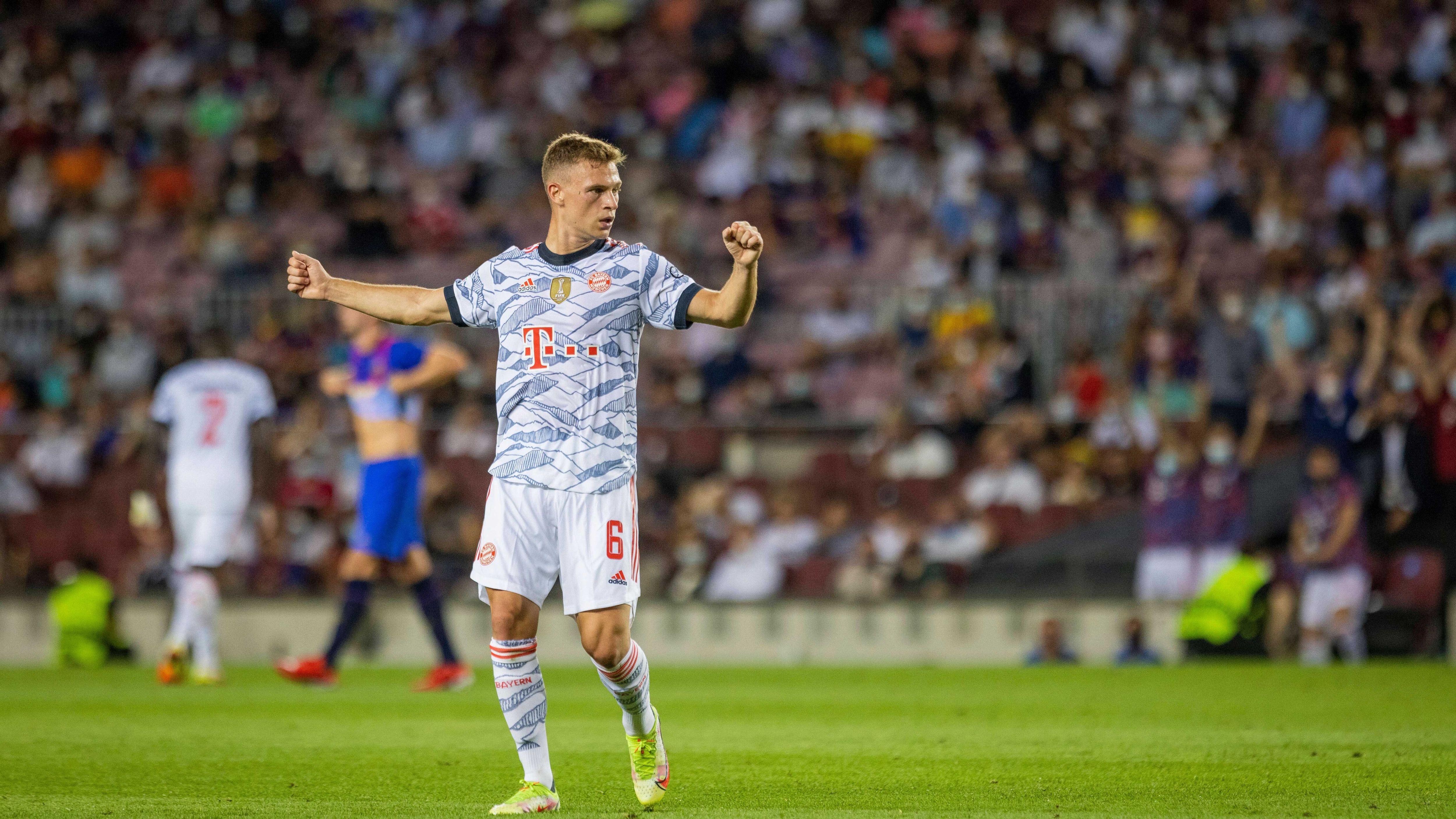 
                <strong>Joshua Kimmich</strong><br>
                Findet als Taktgeber in den ersten 25 Minuten eigentlich gar nicht statt, wodurch für Barca zu viele Räume entstehen. Holt sich schon in der 5. Minute mit einem taktischen Foul die gelbe Karte ab. Wird gegen Ende der ersten Halbzeit sicherer, wodurch die komplette Bayern-Mannschaft kompakter und nach vorne gefährlicher wird. Trotzdem eines seiner schwächeren Spiele. ran-Note: 4
              