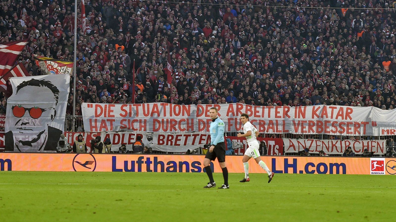 
                <strong>Rummenigge über die Lebensumstände in Katar</strong><br>
                "Seit Bayern München Partner von Katar ist, hat es nachweislich eine Entwicklung in Sachen Menschen- und Arbeiterrechte zum Positiven gegeben", sagte Rummenigge 2019 über das Gastgeberland der WM 2022. Die Bayern-Fans sahen das damals offensichtlich ganz anders und es gab im Stadion Kritik bzw. Protest via Banner in Richtung des Münchner Vereinsbosses.
              