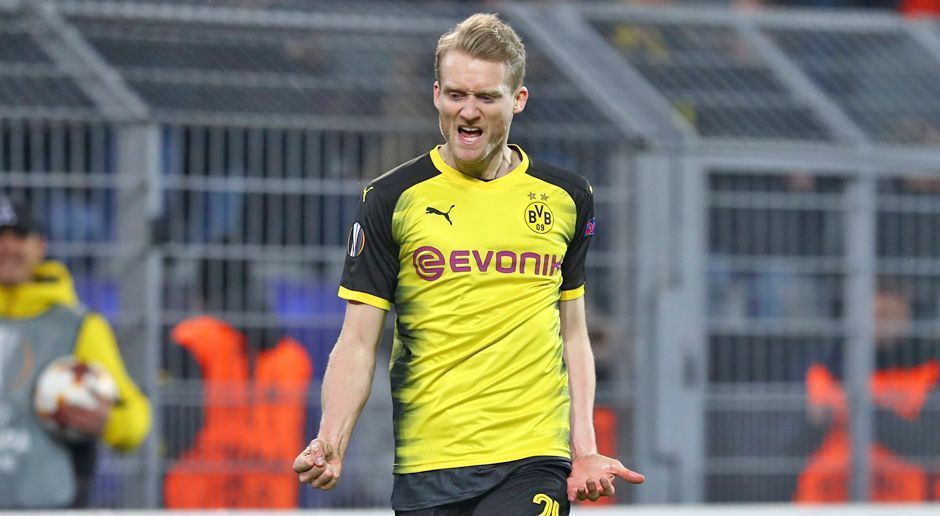 
                <strong>Andre Schürrle</strong><br>
                Bestätigt seine zuletzt aufsteigende Form. Sucht immer wieder seinen neuen besten Freund Batshuayi. Probiert es in der 17. Minute einfach mal aus der Distanz - und sein Mut wird fast belohnt: Schürrles Schuss wird von Toloi an den Pfosten abgefälscht. Wenig später mit der nächsten Fackel - diesmal hält Berisha. Es ist wahrlich kein Wunder, dass es der Nationalspieler ist, der den BVB nach einem Super-Pass von Piszczek mit einer sehenswerten Aktion in Führung bringt. Ist nach den beiden Gegentreffern so ziemlich der einzige Dortmunder, der eine Reaktion zeigt - spielerisch und verbal.ran-Note: 2
              