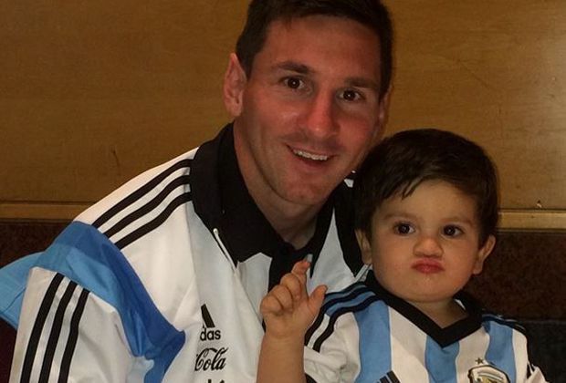 
                <strong>Süßes Wiedersehen</strong><br>
                Endlich sieht Lionel Messi seinen süßen Sohn Thiago wieder. Der Einjährige unterstützt seinen weltbekannten Papa bei der WM. 
              
