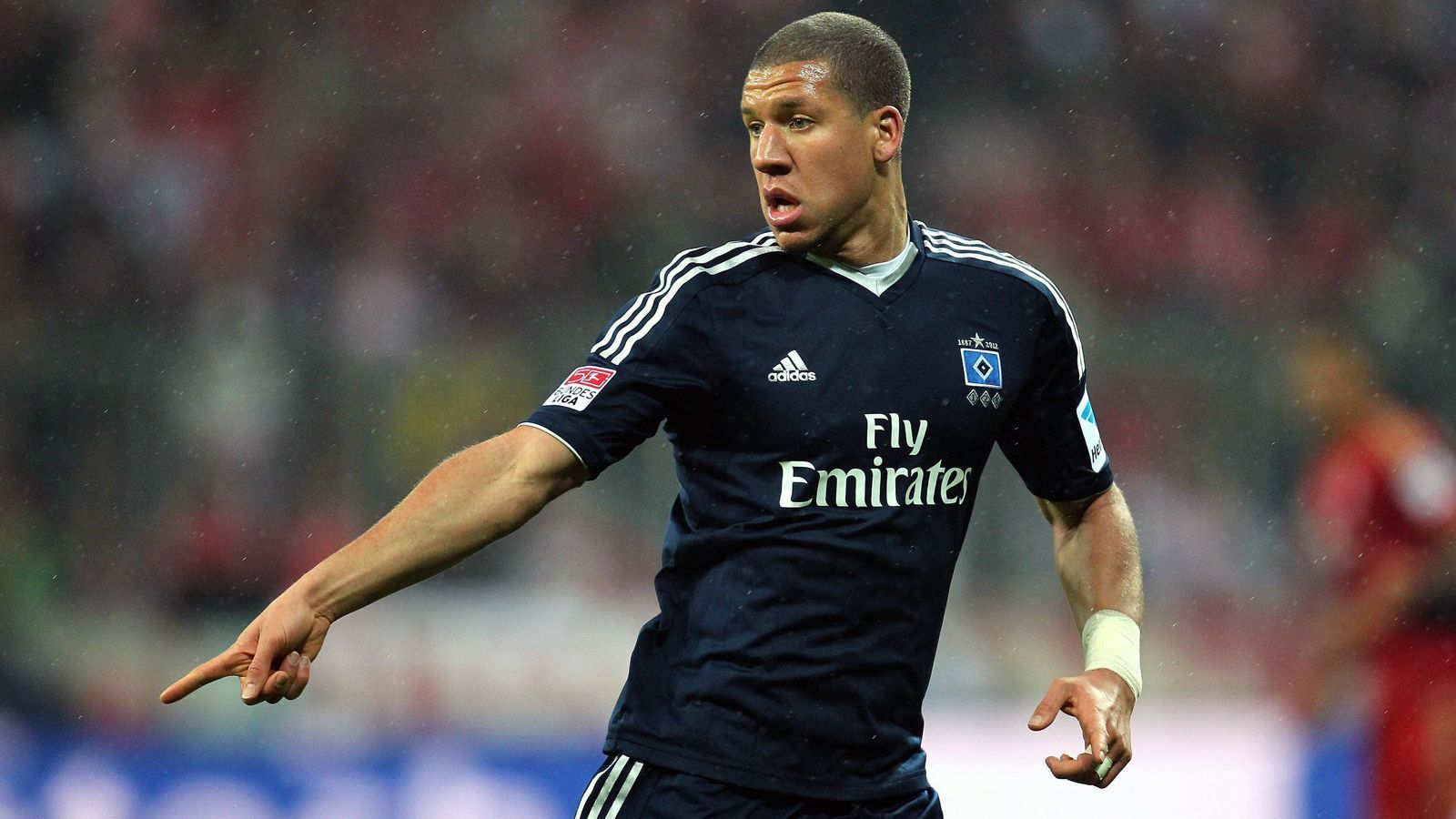 
                <strong>Jeffrey Bruma (Hamburger SV)</strong><br>
                Der niederländische Verteidiger Jeffrey Bruma versuchte ebenfalls über eine Bundesliga-Leihe seiner Karriere Schwung zu verleihen. Der Hamburger SV holte ihn im Sommer 2011 für gleich zwei Jahre auf Leihbasis von den "Blues". Immerhin 42 Mal kam Bruma daraufhin für die Hanseaten in Pflichtspielen zum Einsatz. Vollends überzeugen, konnte er aber dennoch nicht, daher ging es auch 2013 wieder zurück zu Chelsea. Die Engländer verkauften ihn noch in derselben Transferperiode an die PSV Eindhoven, ehe Bruma drei Jahre später zurück in die Bundesliga kam und beim VfL Wolfsburg anheuerte. Schalke und Mainz waren die weiteren Bundesliga-Stationen Brumas, der heute mit mittlerweile 30 Jahren in der türkischen Süper Lig für Kasimpasa aufläuft.
              