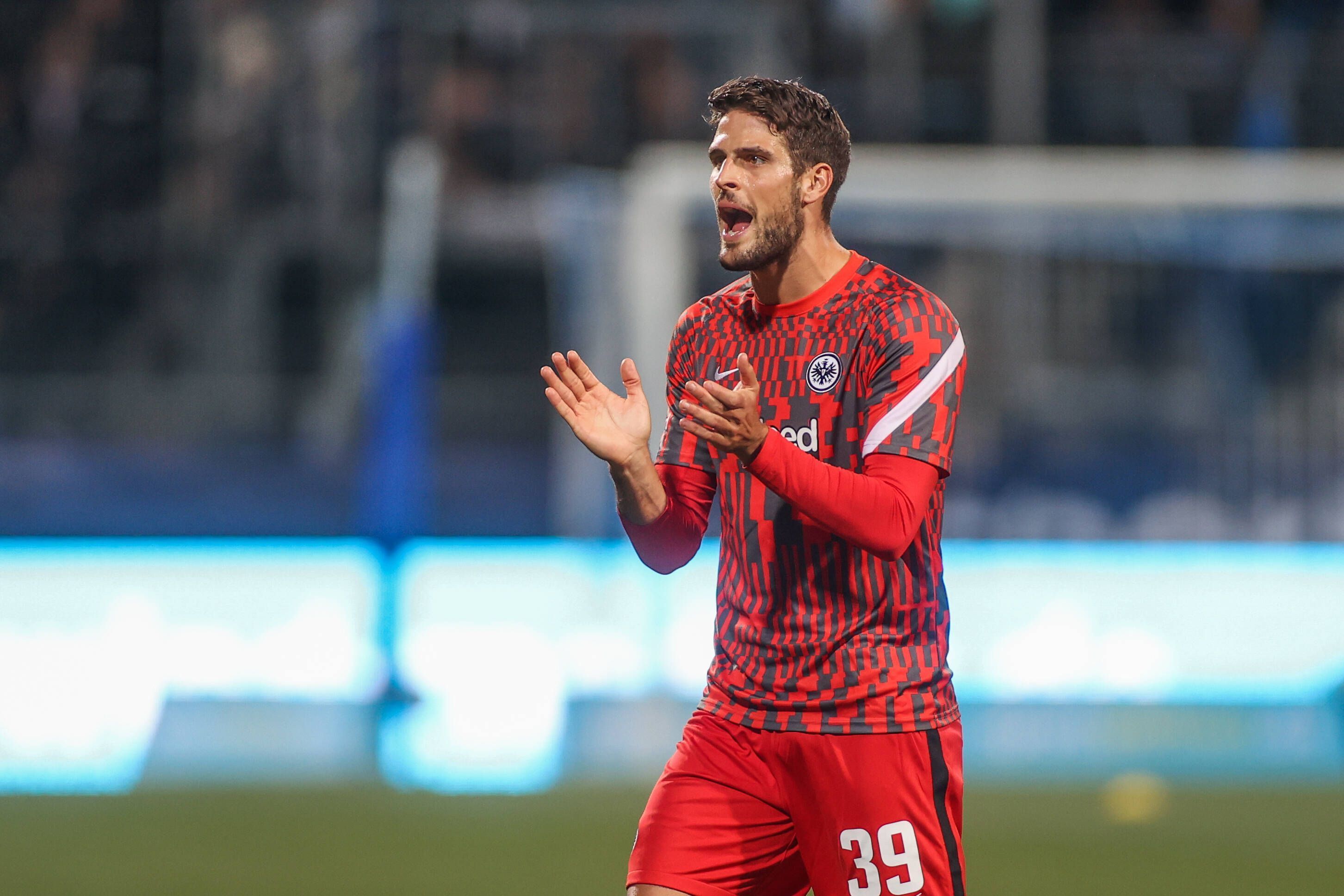 
                <strong>Goncalo Paciencia (im Verein seit  2018)</strong><br>
                Der Portugiese, der mit Ablauf der vergangenen Saison von einer unglücklichen Leihe von Schalke 04 zurückkehrte, hat in Frankfurt keine Perspektive mehr. Obwohl er zuletzt dank einiger Verletzungen zurück in die Startelf gespült wurde, soll er im Sommer verkauft werden, um eine angemessene Ablöse zu generieren und Gehaltsspielraum freizuschaufeln. 
              