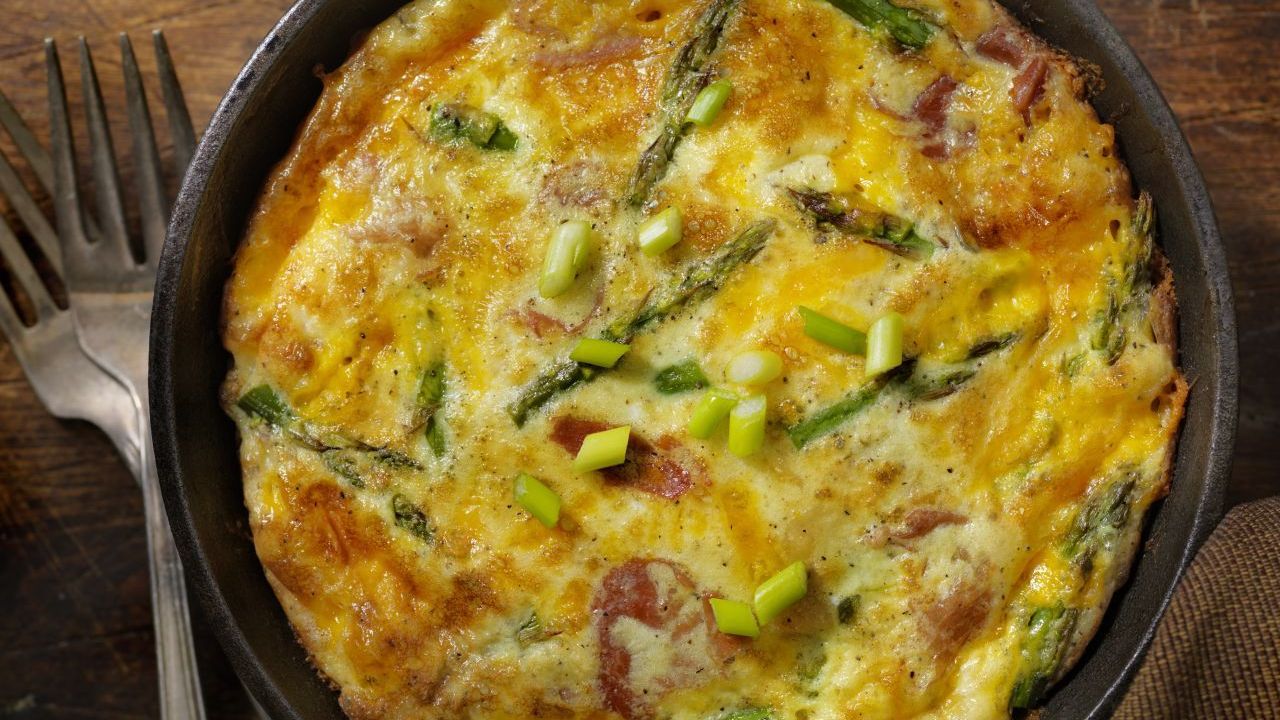 Eine Quiche lässt sich sowohl mit weißem als auch mit grünem Spargel machen. Und sie schmeckt warm und kalt. 