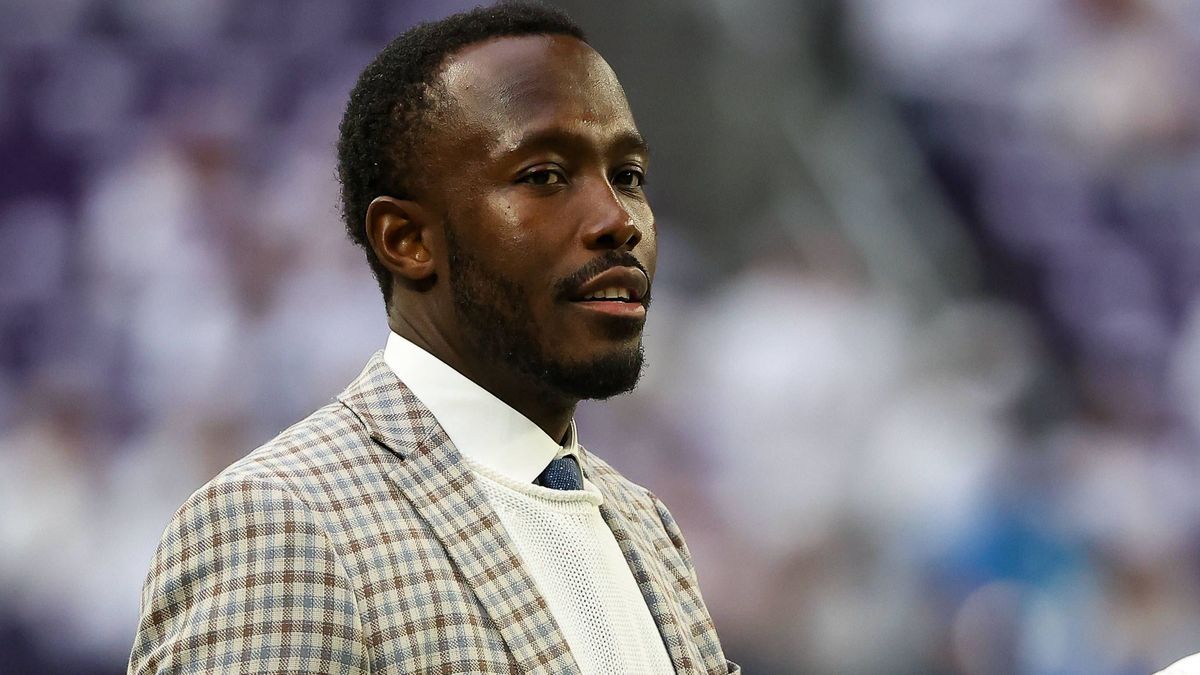 NFL, American Football Herren, USA Detroit Lions at Minnesota Vikings Dec 24, 2023; Minneapolis, Minnesota, USA; Minnesota Vikings general manager Kwesi Adofo-Mensah looks on before the game agains...