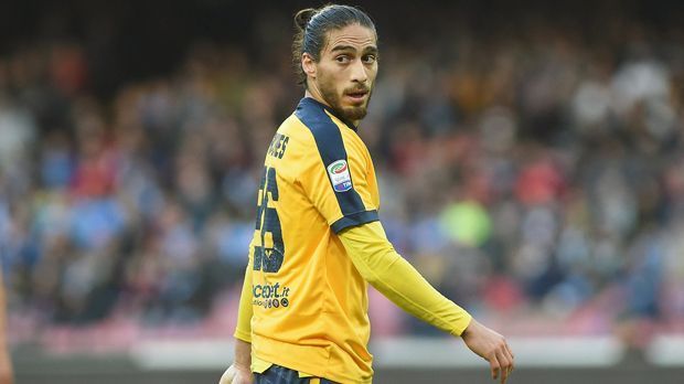 
                <strong>Martin Caceres</strong><br>
                Der uruguayische Nationalspieler Martin Caceres wechselt innerhalb der Serie A. Der 30 Jahre alte Innenverteidiger verlässt Aufsteiger Hellas Verona nach einem halben Jahr und 14 Einsätzen (drei Treffer) und schließt sich Lazio Rom an. Bei den Hauptstädtern unterschrieb Caceres zunächst einen Vertrag bis zum Saisonende, mit Option auf eine weitere Spielzeit. Der Südamerikaner spielte im Laufe seiner Karriere auch schon für den FC Barcelona, FC Sevilla oder Juventus Turin sowie FC Villarreal.
              