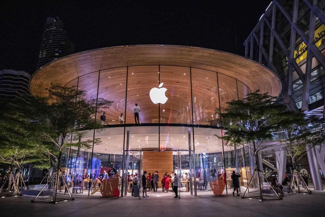 Das ist "Apple Central World" in Bangkok. Herzstück des gläsernen Stores ist das Baumkronen-Dach, dass auf einem Holzkern steht. Um diesen Kern wickelt sich die Wendel-Treppe, die zu den zwei Ebenen führt. 