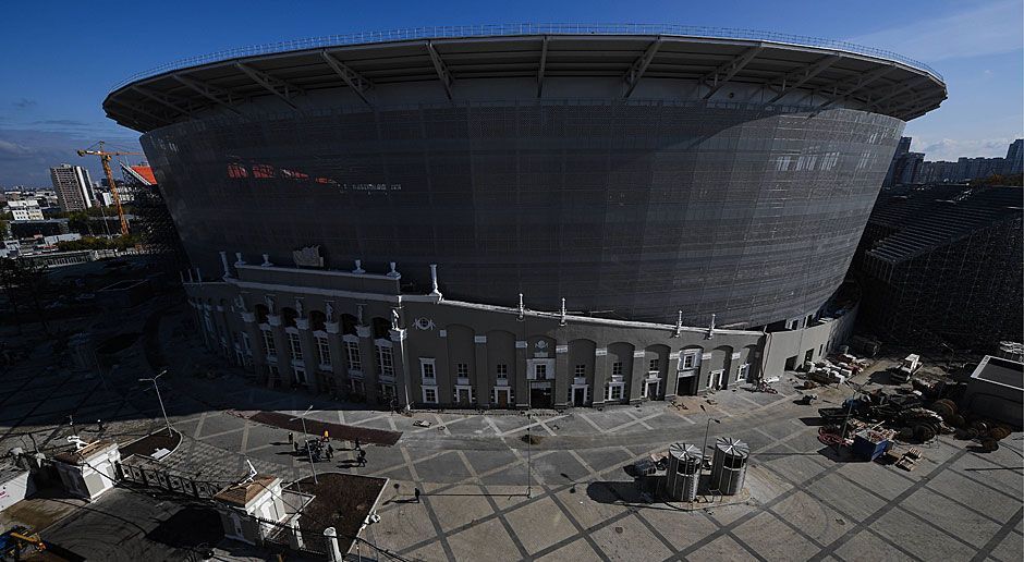 
                <strong>Umbau am Zentralstadion Jekaterinburg</strong><br>
                Das Zentralstadion Jekaterinburg ist eine von zwölf Arenen, in denen Spiele der WM 2018 in Russland ausgetragen werden. So weit, so normal. Doch es wird das erste WM-Stadion sein, in dem Zuschauer auch von außerhalb des eigentlichen Bauwerks (mehr oder weniger) gute Sicht auf das Spielgeschehen haben werden.
              
