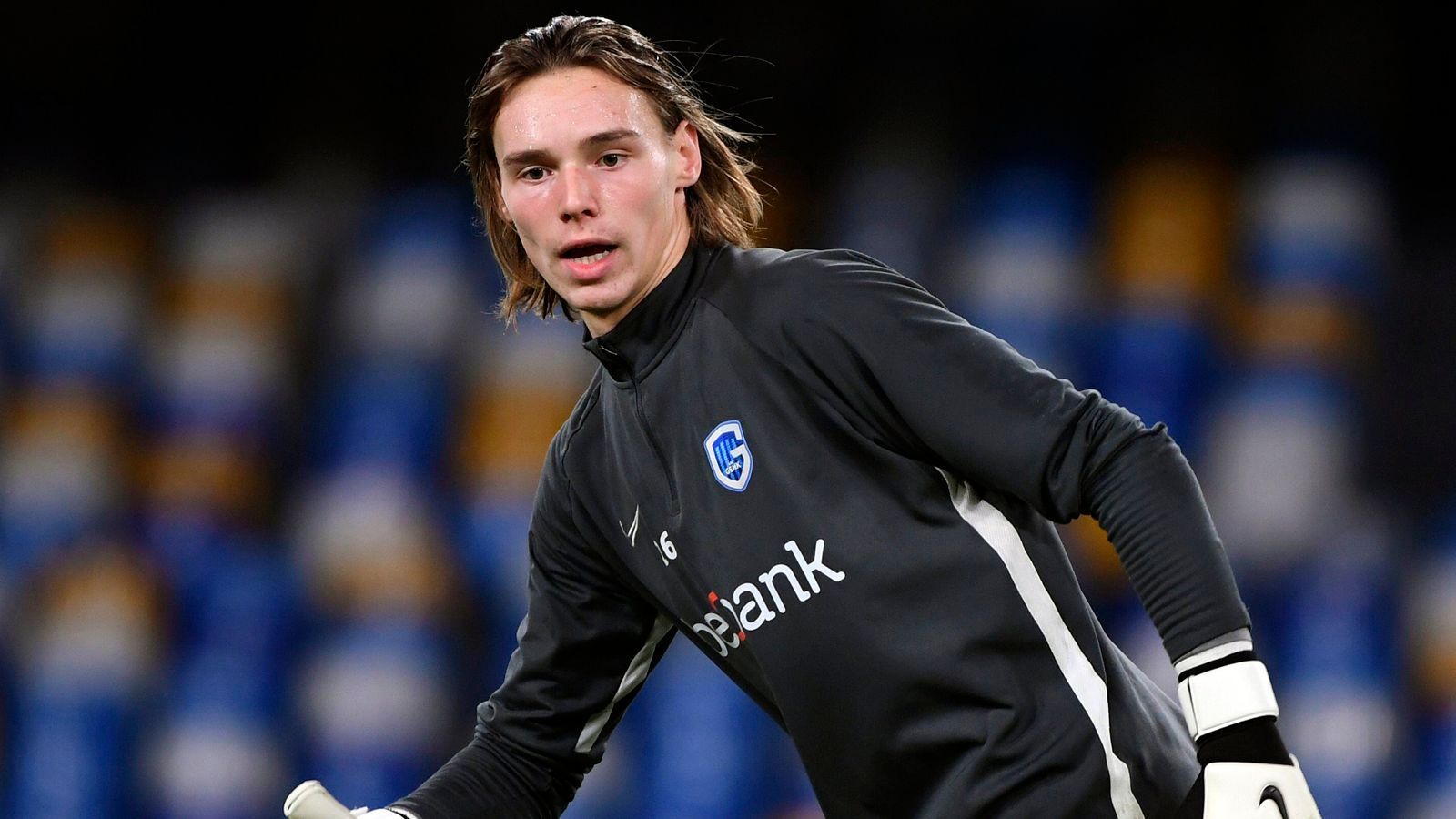 
                <strong>Gruppenphase, 6. Spieltag: Maarten Vandevoordt (KRC Genk)</strong><br>
                Torhüter Maarten Vandevoordt vom belgischen Meister KRC Genk hat am Dienstag Champions-League-Geschichte geschrieben. Mit seinem Einsatz beim italienischen Spitzenklub SSC Neapel avancierte der Belgier im Alter von 17 Jahren und 287 Tagen zum jüngsten Keeper, der in der Königsklasse eingesetzt wurde. Bislang hatte diesen "Rekord" Mile Svilar inne. Er hatte im Oktober 2017 mit 18 Jahren und 52 Tagen für Benfica Lissabon gegen Manchester United debütiert. Der deutsche Trainer Hannes Wolf hatte Vandevoordt bereits in den vergangenen zwei Pflichtspielen eingesetzt, weil Stammtorhüter Danny Vukovic verletzt ausfällt.
              