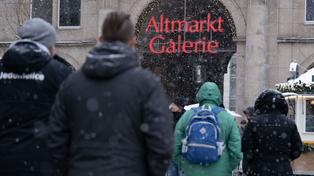 Die wegen der Geiselnahme am 10. Dezember 2022 komplett gesperrte Altmarkt-Galerie in Dresden ist wieder geöffnet. 