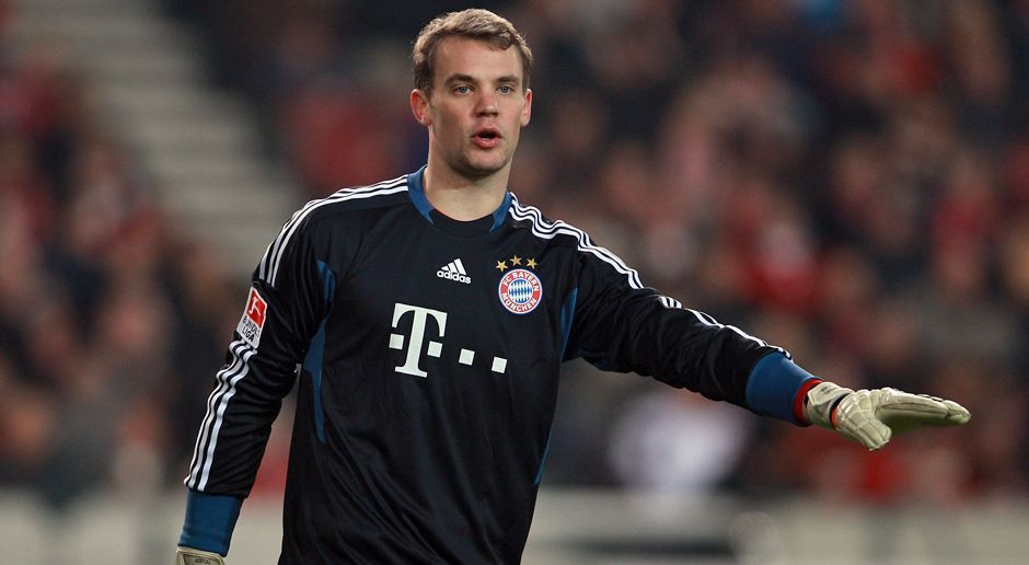 
                <strong>2011 - Manuel Neuer zum FC Bayern München (30 Mio.)</strong><br>
                Nach dem Karriereende von Oliver Kahn herrschte drei Jahre lang Inkonstanz auf der Torhüterposition des Rekordmeisters - und dann kam Manuel Neuer. Seitdem gibt es kein Vorbeikommen mehr am deutschen Nationalkeeper. MIt den Bayern gewann Neuer fünf Meisterschaften, drei Pokalsiege und einen Champions-League Titel. Zudem hält er seit der Saison 2015/16 den Rekord für die wenigsten Gegentore in einer Saison (21).
              