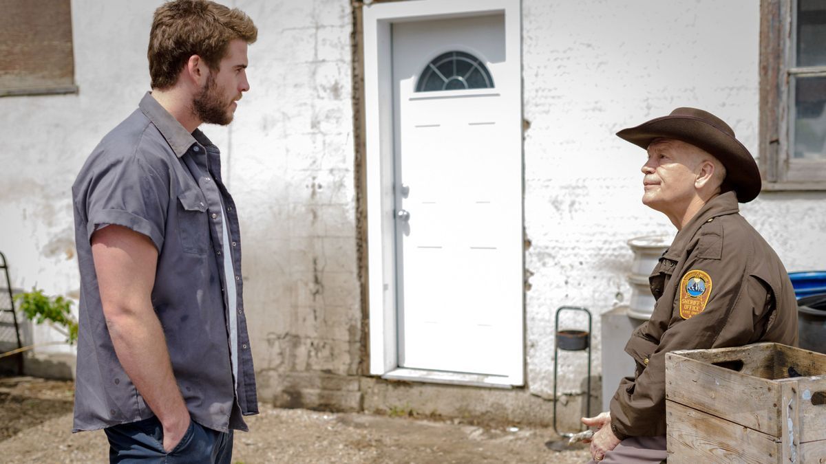 Liam Hemsworth und John Malkovich unterhalten sich im Film "Cut Bank" (2014).