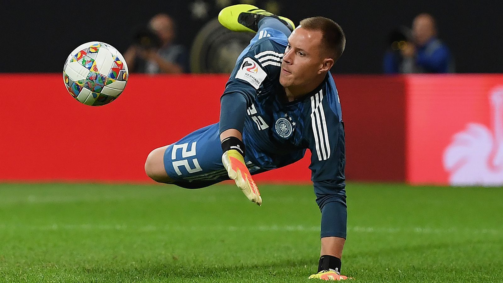 
                <strong>Tor: Marc-Andre ter Stegen</strong><br>
                Der Barcelona-Keeper hat gegen Argentinien die Zusage, von Beginn an zu spielen. Gut, die hatte er gegen Nordirland auch - was danach passierte, Stichwort Torhüter-Diskussion, ist bekannt. Noch einmal kann Bundestrainer Joachim Löw es sich nicht leisten, ter Stegen zu ignorieren. Diesmal wird er sicher starten. 
              